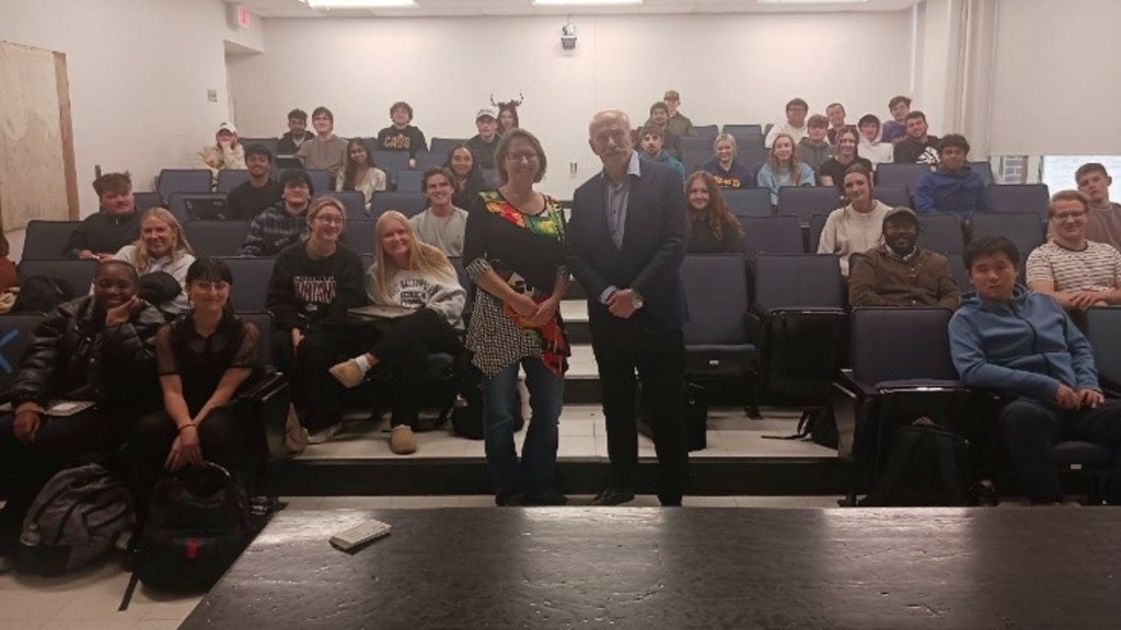 Pavel Palazhchenko visits Russia Today class for guest lecture